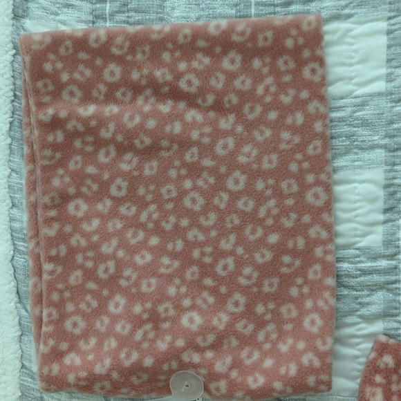 New. Scarf and Gloves Set - Picture 2 of 3